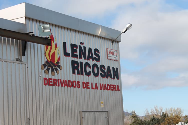 Distribución y venta de leña y carbón en Segovia y toda España - Leñas Ricosan - destacada nuestra fábrica
